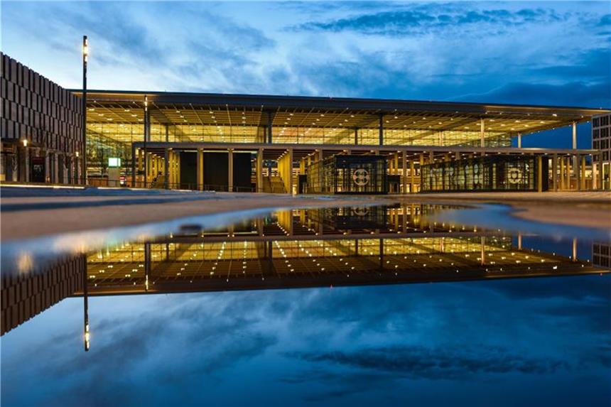 BER-Aufsichtsratschef: Kein Plan B für Flughafen-Eröffnung Das Terminalgebäude des beleuchteten Hauptstadtflughafens Berlin Brandenburg (BER). Foto: Patrick Pleul