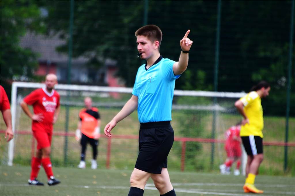 Das Testspiel der SG Castrop bei den SF Habinghorst/Dingen II wurde beim Stand von 9:0 für Castrop auf Bitte der Gastgeber in der 58. Minute abgebrochen.