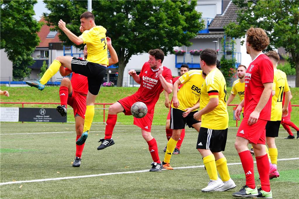 Das Testspiel der SG Castrop bei den SF Habinghorst/Dingen II wurde beim Stand von 9:0 für Castrop auf Bitte der Gastgeber in der 58. Minute abgebrochen.