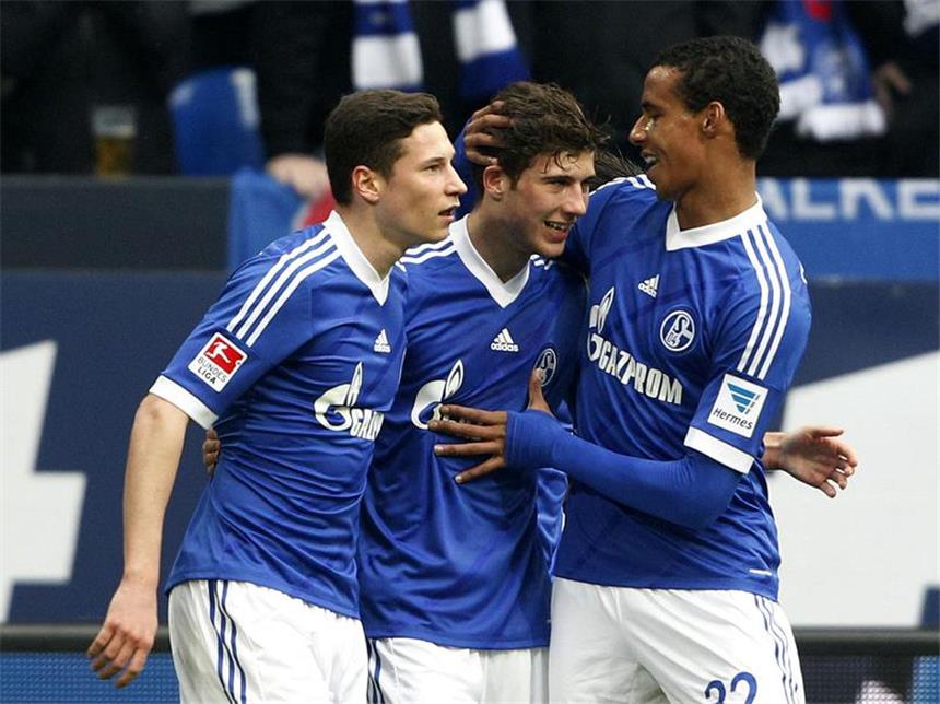 Das Testspiel in Bochum ist das Ablösespiel für Leon Goretzka (M.).