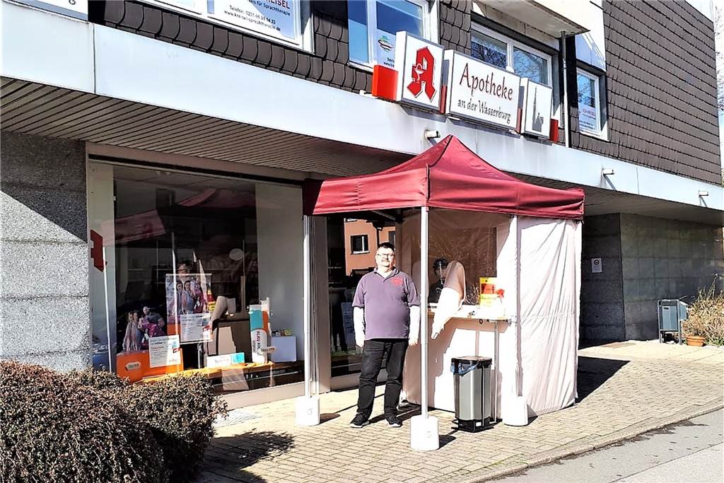 Das Testzelt steht vor der Apotheke. Nach einem Testtag wird es wieder abgebaut.
