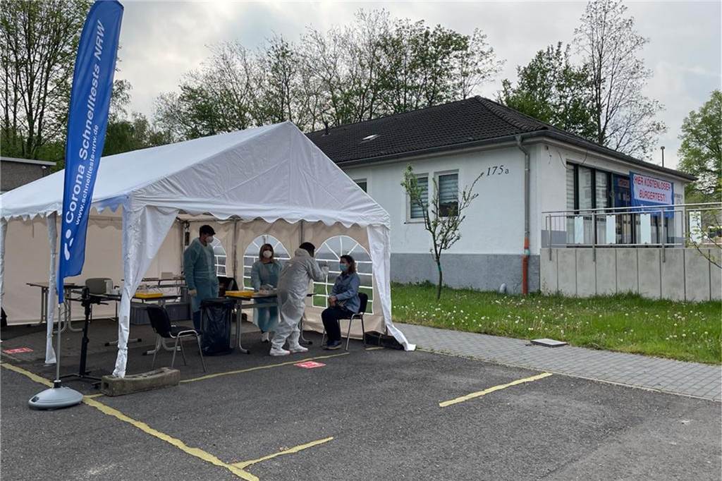 Kostenpflichtige Schnelltests: Apothekerin denkt ans Aufgeben Das Testzelt vor der Moschee an der Dortmunder Straße öffnet ab dem 11. Oktober später und schließt früher.