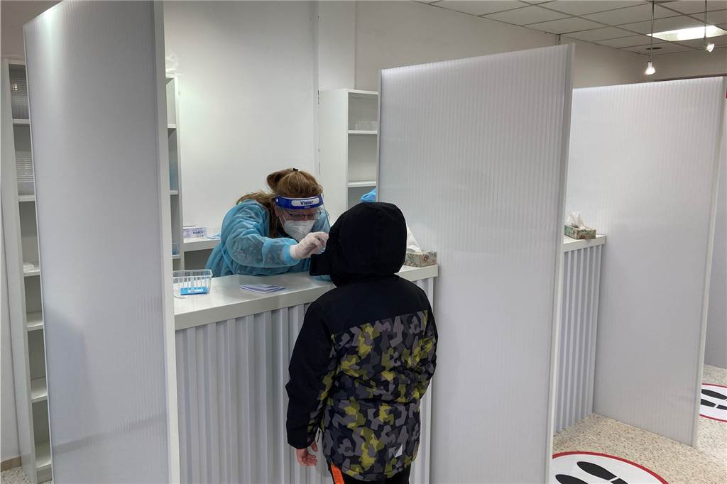 Neue Teststelle in Selm-Bork dankend angenommen - nicht nur von Schülern Das Testzentrum öffnet schon ab sieben Uhr. So können Schüler sich schon vor Schulbeginn testen lassen.