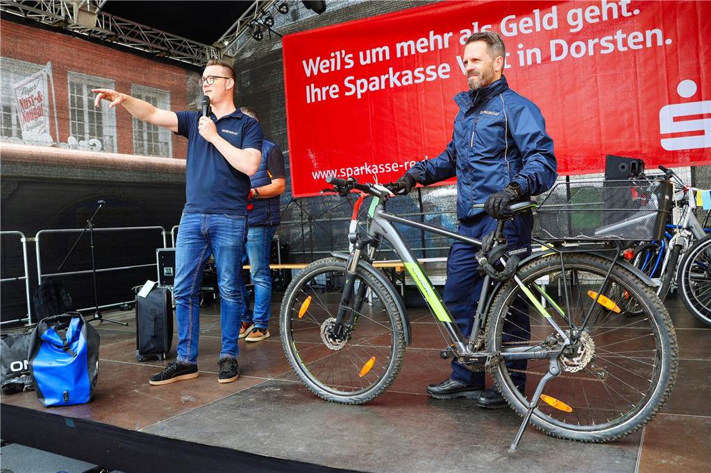 Fundsachenversteigerung: Kim schenkt ihrer Oma ein Elektro-Dreirad für 28 Euro Auktionsleiter Christoph Fortmann steht bei der Fundsachenversteigerung in Dorsten auf der Bühne und zeigt ins Publikum.