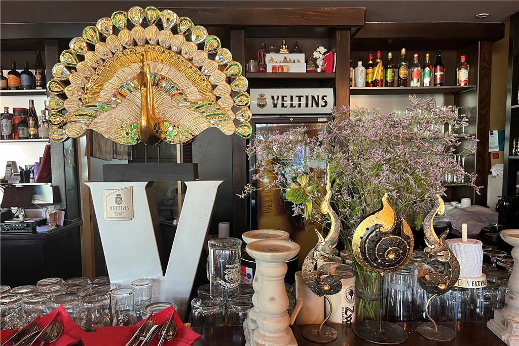 Gastronom Andreas Winkler schließt das „Mayuree“ und wandert aus Bunt glänzender Pfau - Dekoration im Restaurant "Mayuree" in Haltern