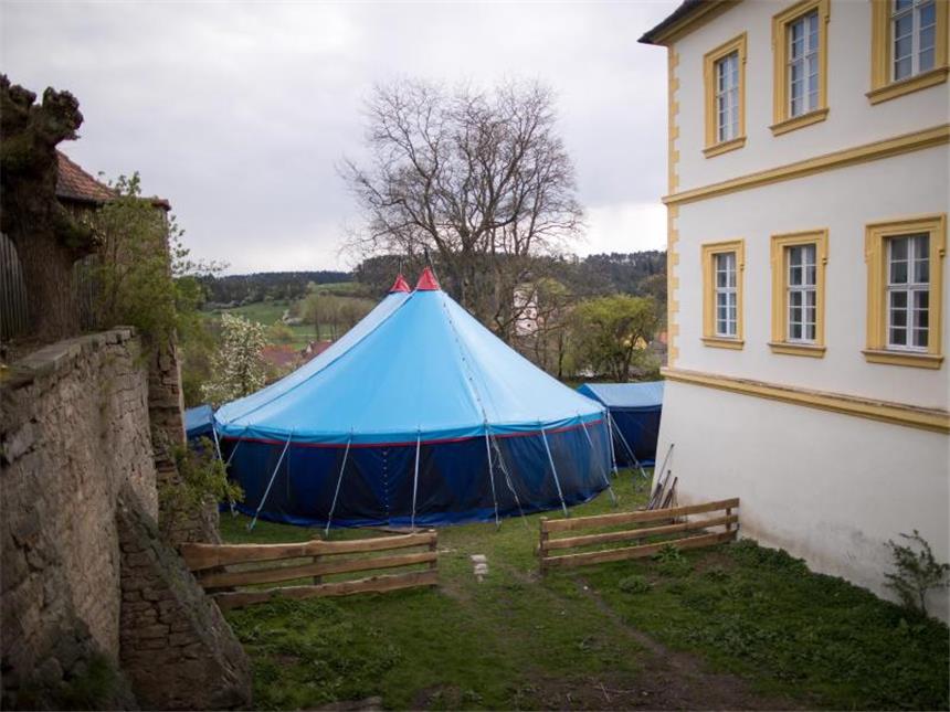 "Comoedia Mundi" lebt den Traum vom freien Theater Das Theaterzelt "Comoedia Mundi". Foto: Daniel Karmann