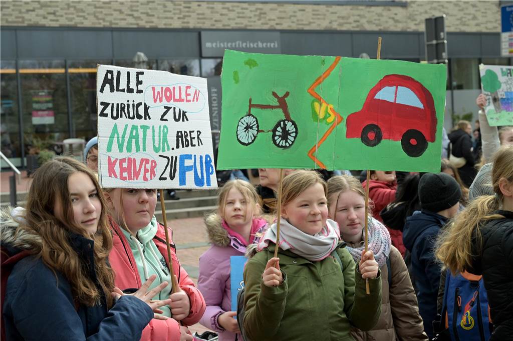 Fünfseitiges Forderungspapier an die Politik: Schüler wünschen sich lebenswerteres Lünen Das Thema Mobilität wurde auf den Plakaten vielfältig dargestellt.
