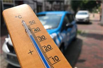Das Thermometer, das wir nach 15 Minuten aus dem Auto geholt haben, zeigt fast 40 Grad an.