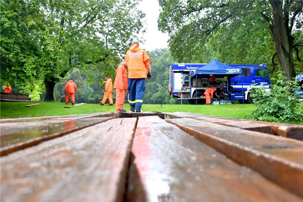 Einsatz im Regen: THW baut Fluchtweg-Brücke für Gregor-Meyle-Konzert auf Das THW Ahaus hat am Samstag die Behelfsbrücke über die Schlossgräfte aufgebaut. Zum Konzert von Gregor Meyle am 25. August im Schlossinnenhof dient sie als Fluchtweg.