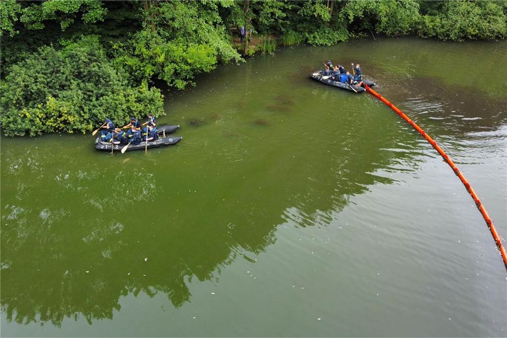 Hunderte Kilo Fisch treiben tot im Wasser: THW rückt nach Aplerbeck aus Das THW hat die toten Fische aus dem Rückhaltebecken gefischt und es wieder mit Sauerstoff angereichert.