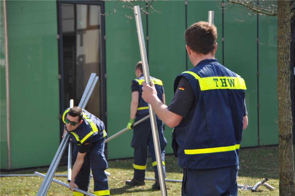 Erste Corona-Tests am Montag: Schulhof wird zu Schnelltest-Zentrum Das THW-Team musste am Samstag schwer schleppen.
