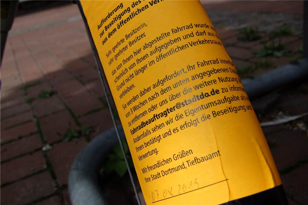 Warum vermooste Fahrradleichen so lange herumstehen können Das Tiefbauamt versieht Schrotträder mit Aufklebern. Jetzt gibt es wieder viele Neudatierungen.