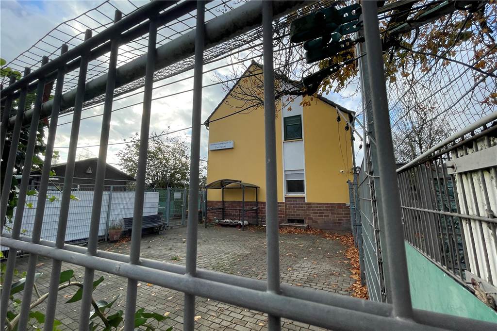 „Merlin“ und das Tierschutz-Drama: Warum Beisenherz vor Gericht verurteilt wurde Das Tierheim Castrop-Rauxel am Deininghauser Weg: Mehrfach stand das Veterinäramt hier, auch mit der Polizei. Auch Gerichtsvollzieher wollten die Rechtssprechung vollziehen und Merlin abholen. Doch der Tierschutzverein gab ihn nicht heraus und meldete ihn Mitte Februar 2021 als entwischt.