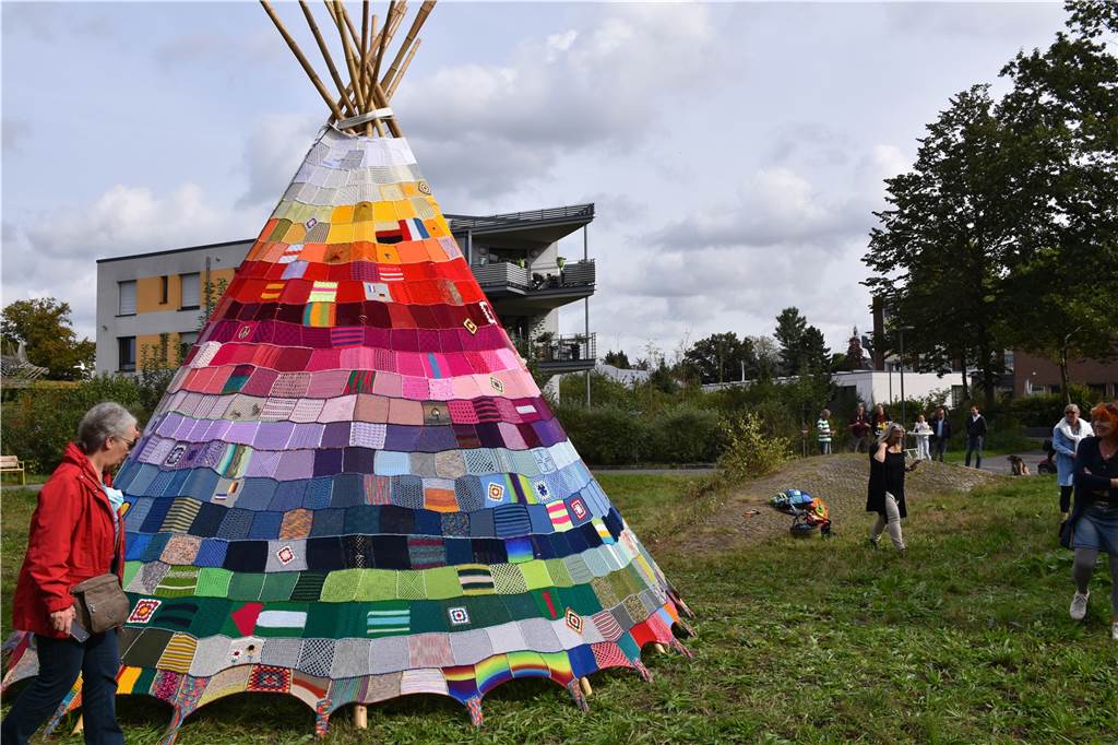 Riesiges Regenbogen-Zelt aus Wolle: Tipi der Begegnung hat Premiere Das Tipi der Begegnung steht am LWL-Haus am Werth im Bürgerpark Maria Lindenhof.