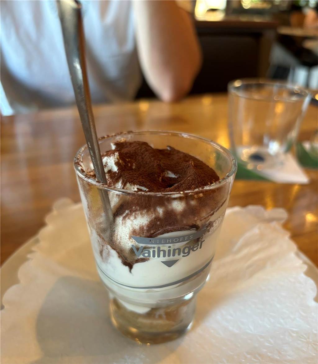 Tiramisu im Glas auf einem Tisch.