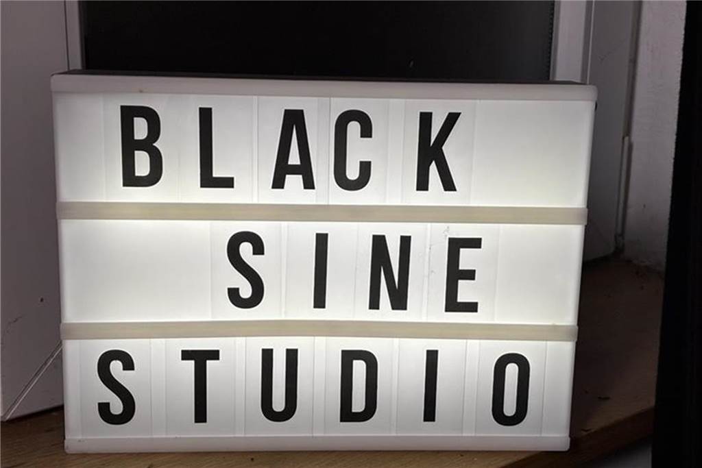 Die Hit-Schmiede: Stefan Schlichte mischt im Studio Songs von morgen Der Name des Studios lautet „Black Sine Studio".