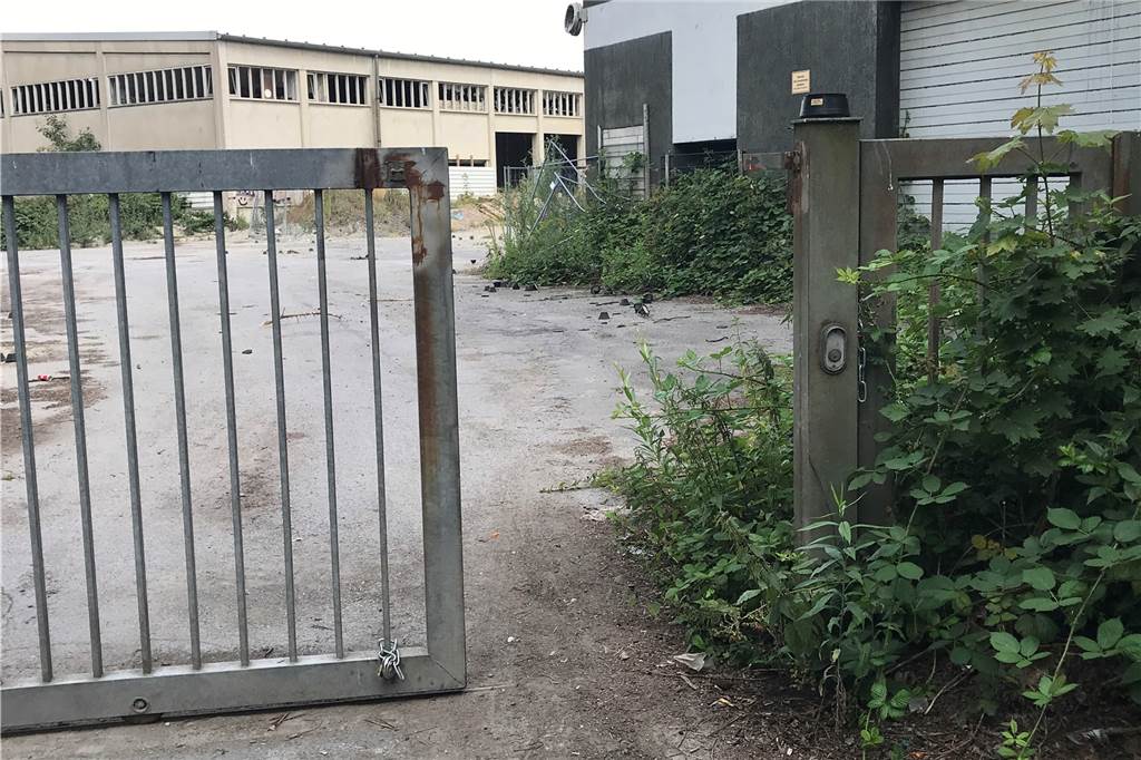 Alter städtischer Fuhrpark gehört zu den Schandflecken in Castrop-Rauxel Das Tor des alten Fuhrparks war am Dienstag geknackt. Ungebetene Besucher gehen hier ein uns aus.