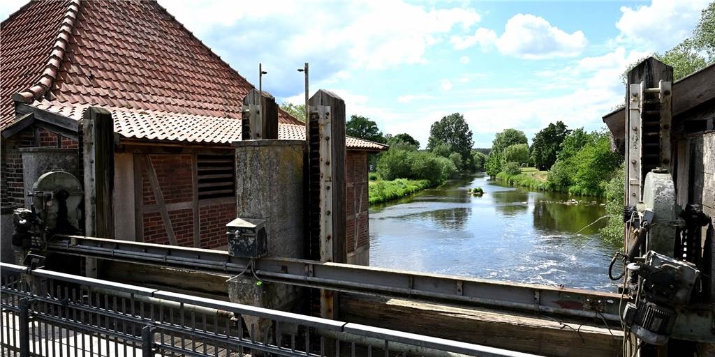 „Wieder im Zeitplan“: WBC sucht Firmen für Reparatur an Füchtelner Mühle Das Tor des Stauwehres Füchtelner Mühle kann nicht geschlossen werden. Der Mittelpfeiler ist so beschädigt, dass der Wasserdruck ihn zum Einsturz bringen könnte.