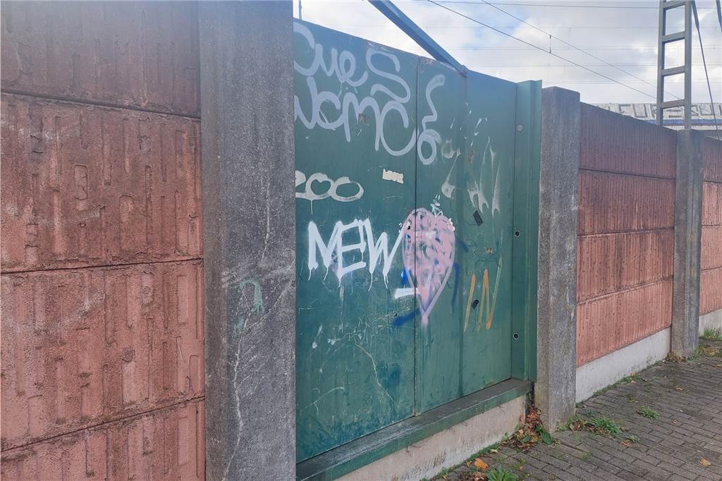 Das Tor in der Lärmschutzmauer an der Mariannenstraße in Dortmund-Dorstfeld.