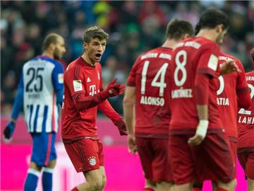 Das Tor von Thomas Müller (2.v.l) war der 2300. Heimtreffer des FC Bayern in der Bundesliga. Foto: Sven Hoppe