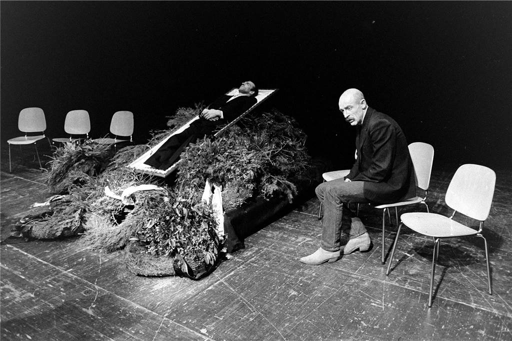 Das TPI wollte als freies Theater immer wieder auch provozieren. So wie hier auf der Bühne des Hilpert-Theaters Joe Bausch und Jochen Nickel (im Sarg). 