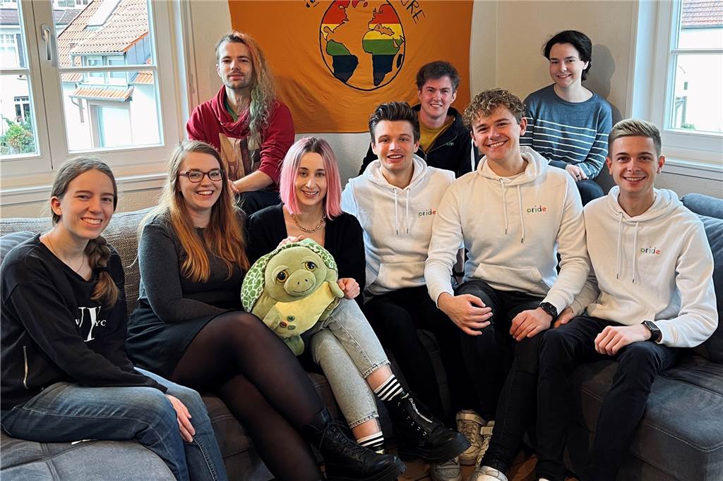 Mit eigener Firma: Südkirchener unterstützt mit Wein queere Community Das Track-Jugendzentrum in Münster bekam eine Spende in Höhe von 2000 Euro überreicht.