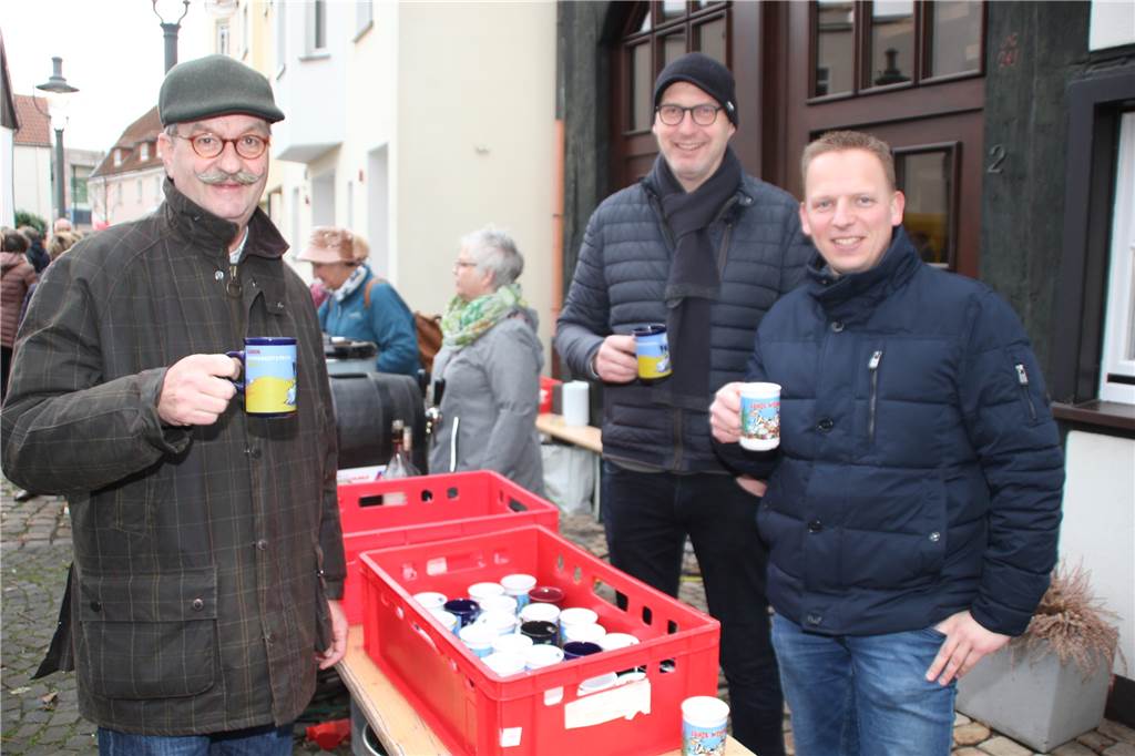 Das traditionelle Silvestergrillen am Roggenmarkt, organisiert vom Verein „Lüner helfen Lünern“, war noch zweijähriger Abstinenz wieder ein begehrter Treff am letzten Tag des Jahres.