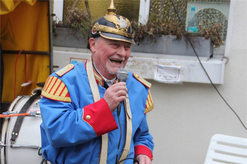Das traditionelle Silvestergrillen am Roggenmarkt, organisiert vom Verein „Lüner helfen Lünern“, war noch zweijähriger Abstinenz wieder ein begehrter Treff am letzten Tag des Jahres.