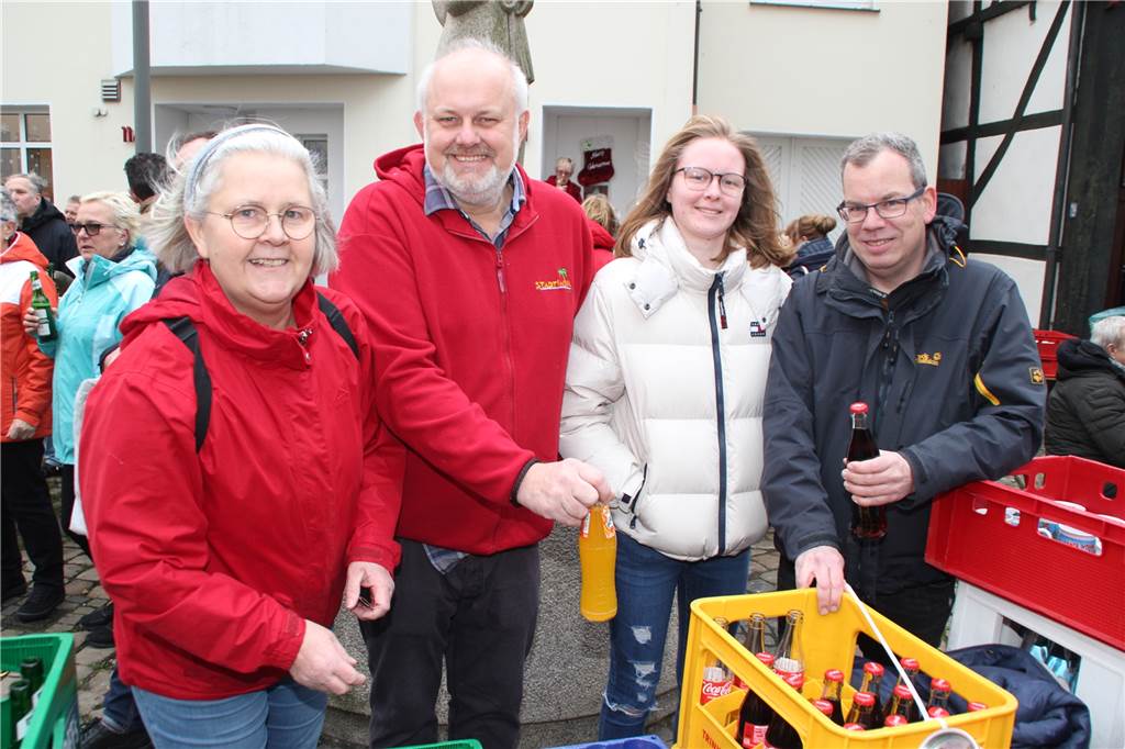 Das traditionelle Silvestergrillen am Roggenmarkt, organisiert vom Verein „Lüner helfen Lünern“, war noch zweijähriger Abstinenz wieder ein begehrter Treff am letzten Tag des Jahres.