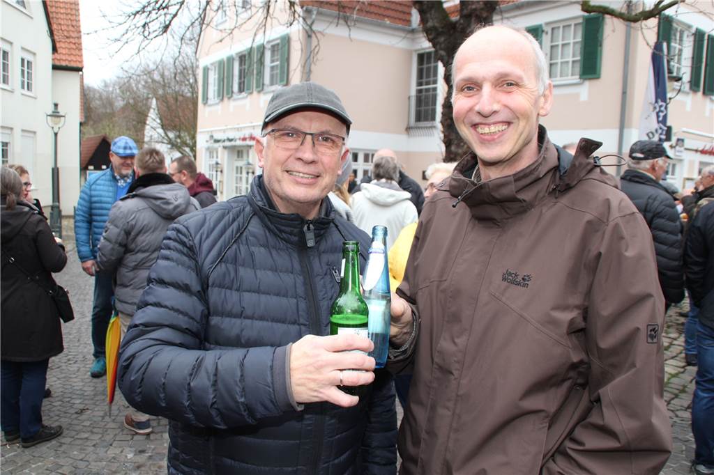 Das traditionelle Silvestergrillen am Roggenmarkt, organisiert vom Verein „Lüner helfen Lünern“, war noch zweijähriger Abstinenz wieder ein begehrter Treff am letzten Tag des Jahres.