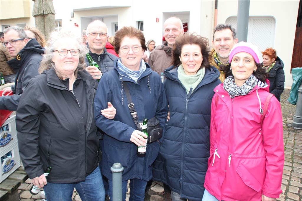 Das traditionelle Silvestergrillen am Roggenmarkt, organisiert vom Verein „Lüner helfen Lünern“, war noch zweijähriger Abstinenz wieder ein begehrter Treff am letzten Tag des Jahres.