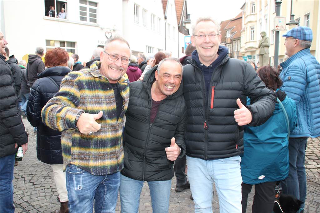 Das traditionelle Silvestergrillen am Roggenmarkt, organisiert vom Verein „Lüner helfen Lünern“, war noch zweijähriger Abstinenz wieder ein begehrter Treff am letzten Tag des Jahres.