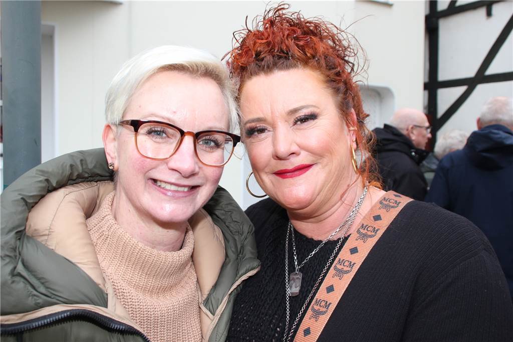 Das traditionelle Silvestergrillen am Roggenmarkt, organisiert vom Verein „Lüner helfen Lünern“, war noch zweijähriger Abstinenz wieder ein begehrter Treff am letzten Tag des Jahres.