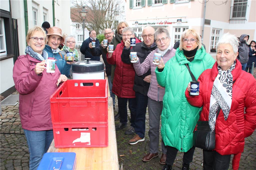 Das traditionelle Silvestergrillen am Roggenmarkt, organisiert vom Verein „Lüner helfen Lünern“, war noch zweijähriger Abstinenz wieder ein begehrter Treff am letzten Tag des Jahres.