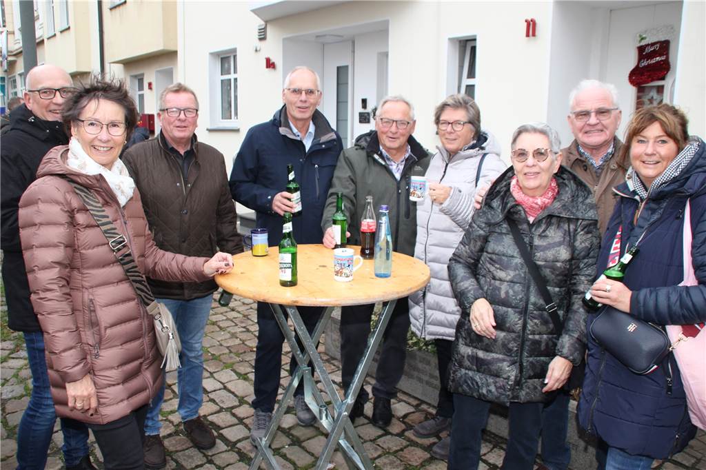 Das traditionelle Silvestergrillen am Roggenmarkt, organisiert vom Verein „Lüner helfen Lünern“, war noch zweijähriger Abstinenz wieder ein begehrter Treff am letzten Tag des Jahres.