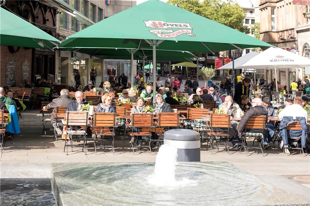 Das Traditionshaus Zum Alten Markt wurde zu einem der fünf schönsten Biergärten im urbanen Raum gekürt. Gute westfälische Küche wird gelobt.