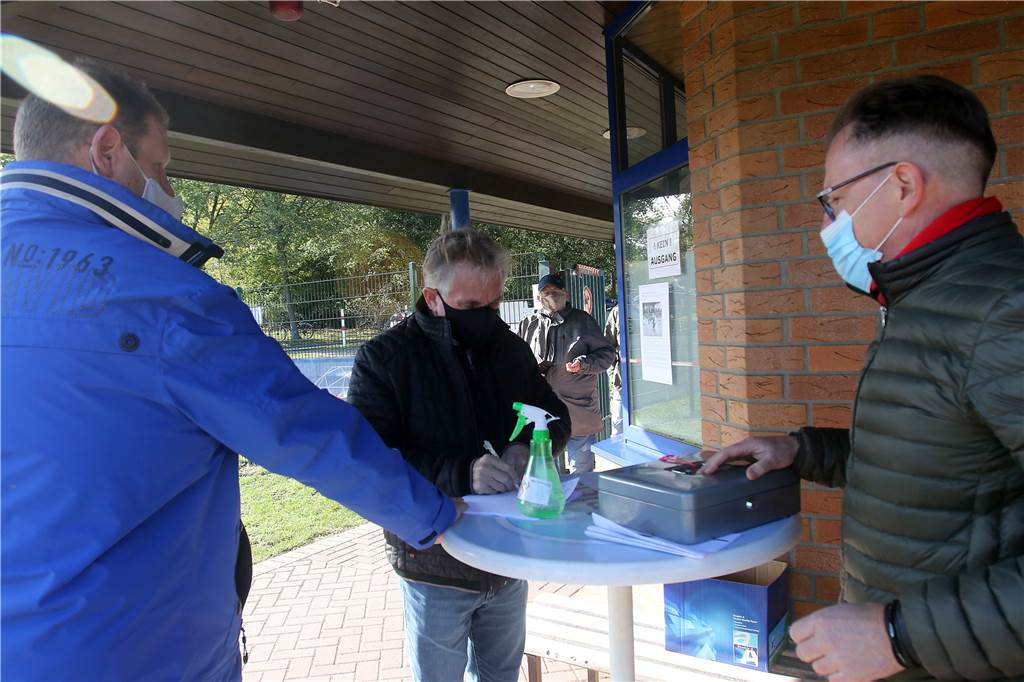 Corona: Wie müssen sich Zuschauer und Teams an den Plätzen der Landesliga 4 verhalten? Das Tragen einer Maske beim Einlass und Verlassen des Geländes gehört in dieser Saison schon überall dazu. Ebenso wie das Eintragen in Listen zur Nachverfolgung.