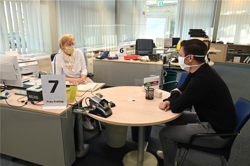 Bürgerbüro der Stadt nimmt den normalen Dienstbetrieb wieder auf Das Tragen einer Nase-Mund-Bedeckung ist beim Betreten städtischer Gebäude, wie etwa dem Rathaus, weiterhin Pflicht. Mitarbeiter werden den Einlass am Eingang kontrollieren.