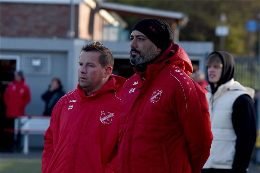 FC Overberge verpflichtet nächsten Spieler: Der beste Stürmer des TuS Hemmerde kommt Das Trainer-Duo des FC Overberge um Recep Alkan (r.) und Damian Glombik darf sich auf den nächsten Neuzugang freuen.