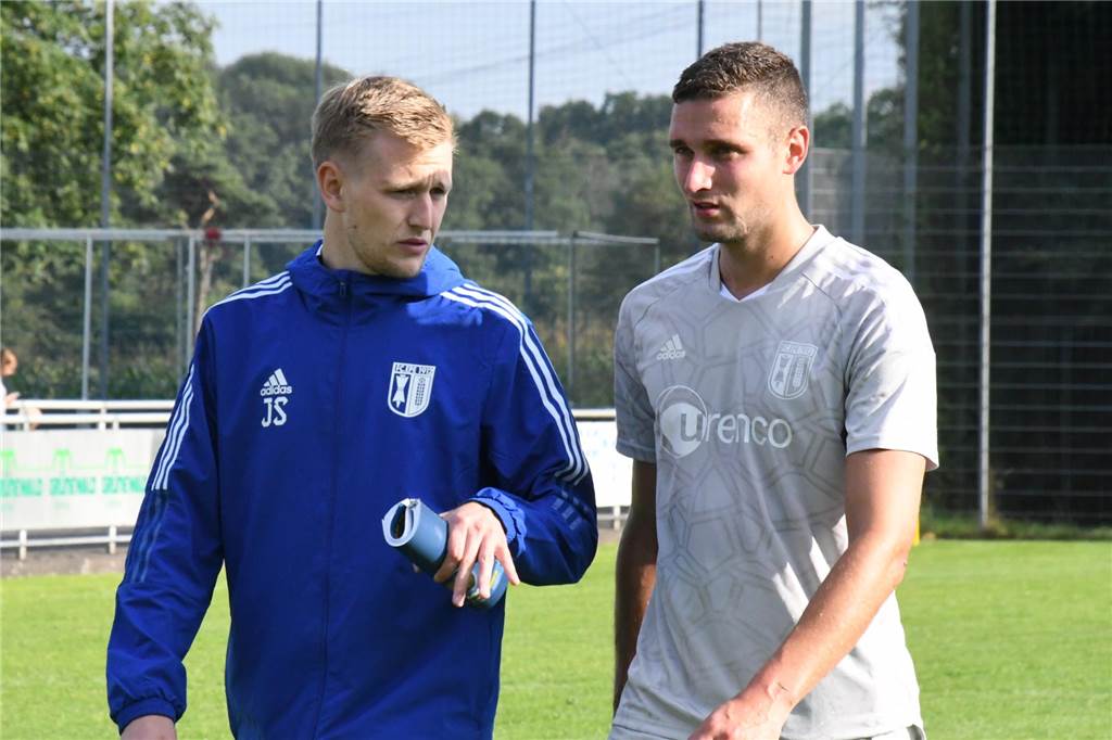 Eper Derby im Finale: Außenseiter ärgern Landesligisten mächtig Das Trainergespann des FC Epe, Jan Sundermann (l.) und Niklas Niehuis, hatte einiges zu besprechen. Noch lief nicht alles rund beim Landesligisten.