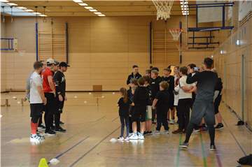 Das Trainerteam der Dorsten Reapers (l.) konnte beim Tryout rund 50 Kinder und Jugendliche begrüßen.