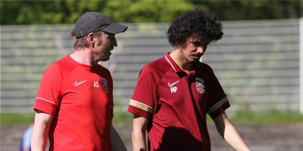 Lüner SV muss robusten Defensivmann ziehen lassen – Spieler war für neue Saison eingeplant Das Trainerteam des Lüner SV um Axel Schmeing (l.) und Karim Bouasker verliert einen wichtigen Defensivallrounder.