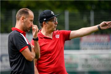 Das Trainerteam des VfB Lünen um Mark Bördeling (r.) und Daniel Skubich sah einen ungefährdeten Sieg gegen die South Dortmund Soccers.