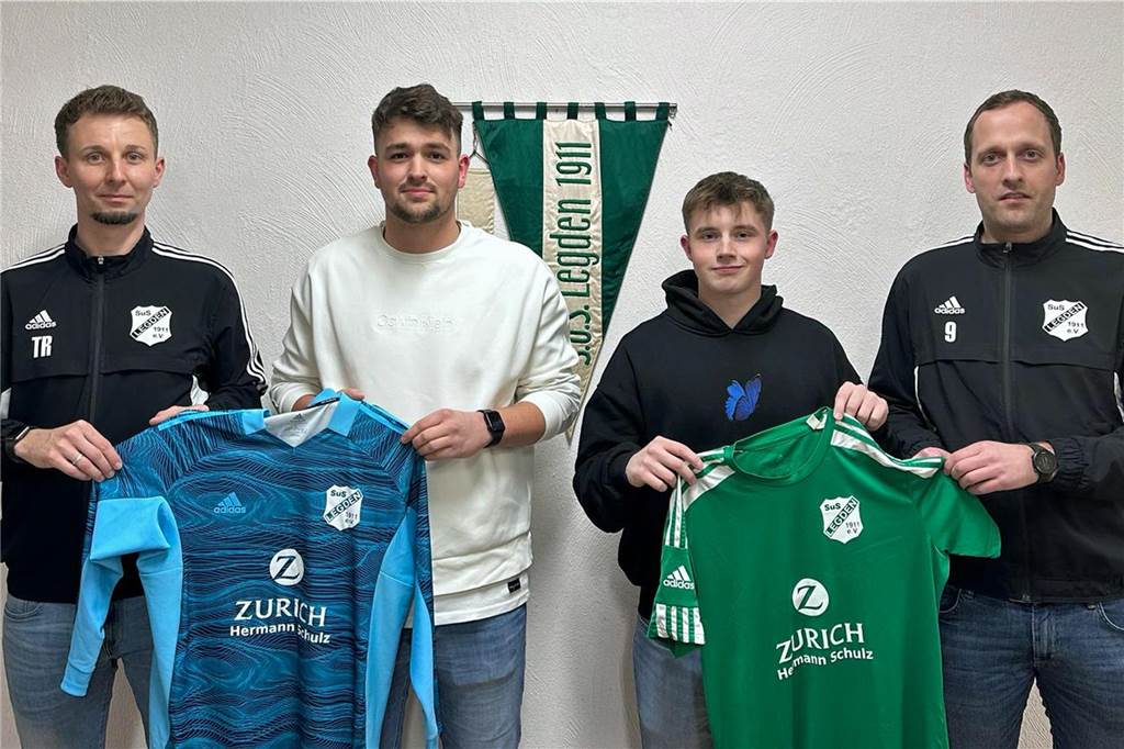 SuS Legden präsentiert zwei Neuzugänge Das Trainerteam Mike Börsting (l.) und Frank Rose (r.) mit den Neuzugängen Tom Kockentiedt (2.v.l.) und Robin Büttelbrock