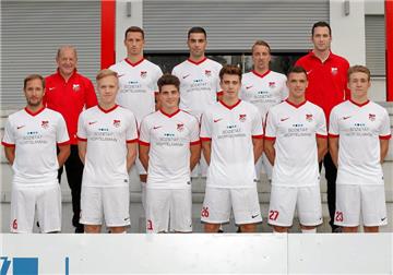 Das Trainerteam mit den Neuen: (v.l., vorne) Sascha Rammel (Co-Trainer), Stefan Weisskopf, Dustin Maranca, Sebastian Schürmann, Mark Selent, Moritz Glöckner, (Hinten, v.l.) Trainer Lothar Huber, Philipp Schwaß, Mohamd Yarhdi, Markus Scherff und Co-Trainer Kai Gräfenkämper