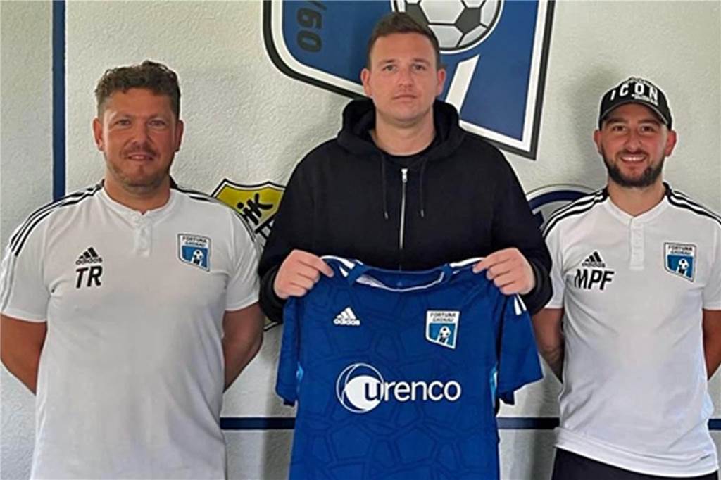 Fortuna Gronau verpflichtet früheren Regionalligaspieler: Neuzugang sofort spielberechtigt Das Trainerteam Nenad Vukajlovic (l.) und Marco Pereira Ferreira mit Neuzugang Yannic Suchanke