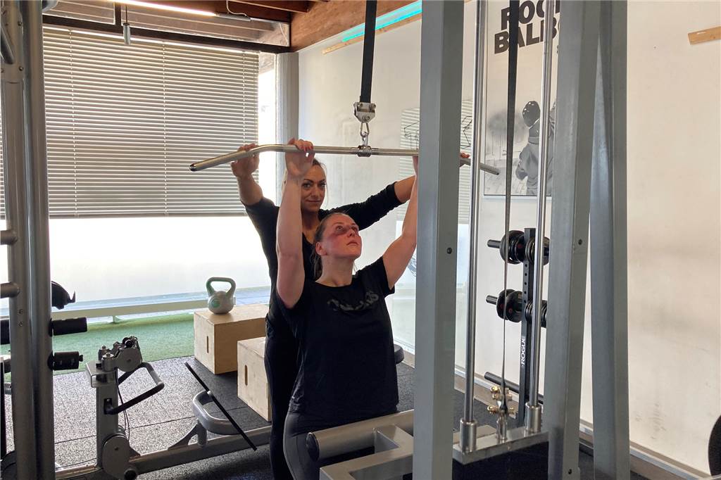 Personal Trainer aus Lünen in der Pandemie: „Sehr enttäuscht vom Staat“ Das Training lohnt sich, sagt Judith P. (vorne). Sie macht gerade im T-Flex das Programm für eine Körpertransformation mit. Betreuung und Unterstützung leistet Kerstin Telker.