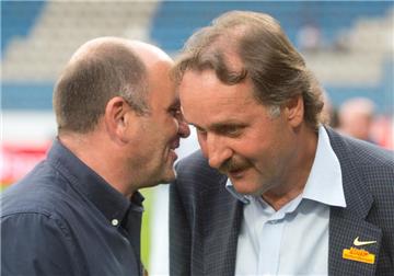 Das Trainingslager »dahoam« war eigentlich aus der finanziellen Not geboren. Jetzt sprachen Trainer Peter Neururer (rechts) und Sportvorstand Christian Hochstätter aber von optimalen Bedingungen