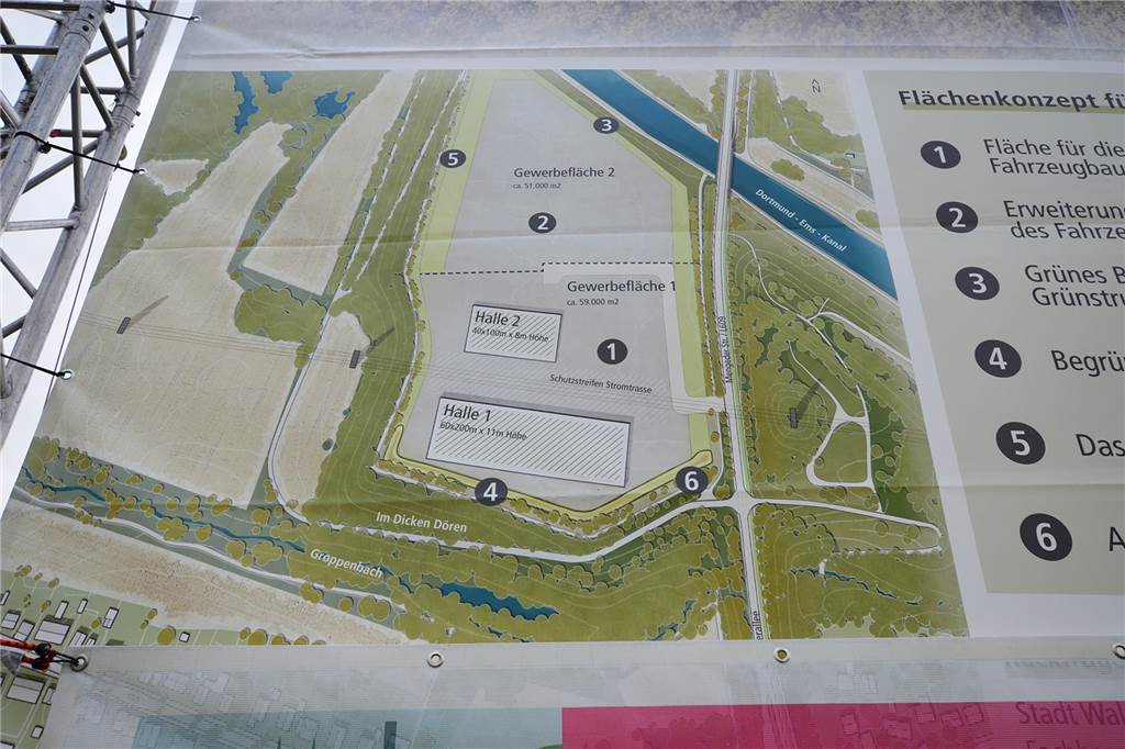 Geplantes Industriegebiet: Kommt ein Autohof an die Autobahnabfahrt? Das Transparent mit den Planungen der Stadt Waltrop für den Dicken Dören weist im nördlichen Bereich die noch freie "Gewerbefläche 2" aus.