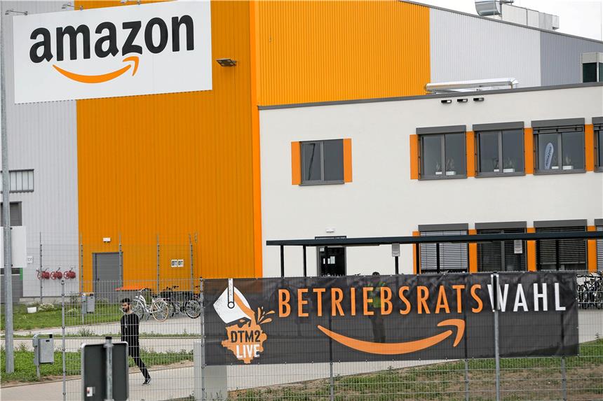 Verdi bleibt auf der Hut und stellt Fragen Das Transparent vor dem Amazon-Gebäude auf der Westfalenhütte zeigt es an: Demnächst wird ein Betriebsrat gewählt.